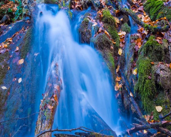 Close Pequena Cachoeira Correndo Sobre Pedras — Fotografia de Stock