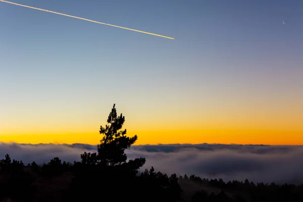 Vista Desde Meseta Montaña Las Densas Nubes Crepúsculo —  Fotos de Stock