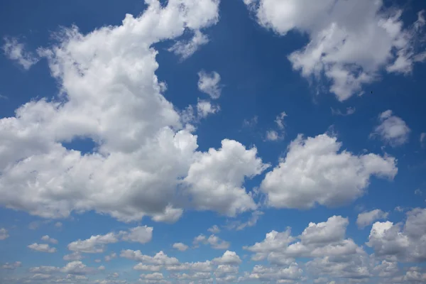 Céu Azul Com Nuvens Cumulus Fundo Natural — Fotografia de Stock