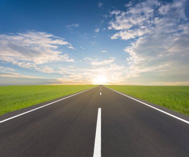 gün batımında yeşil alanlar arasında asfalt yol, doğal yol arka plan