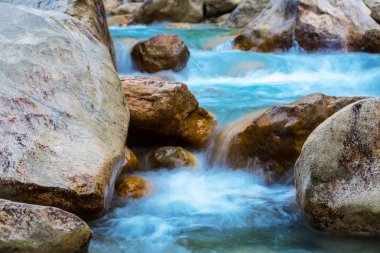 güzel closeup acele dağ nehri