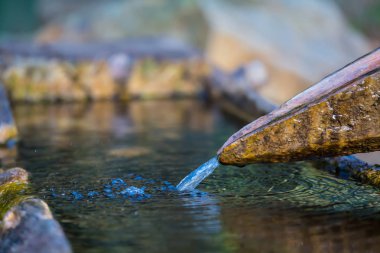 Kapatın küçük pınarı, bir boruya akın