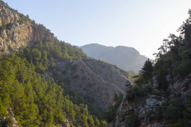 sabah ın erken saatlerinde dağ kanyon manzara