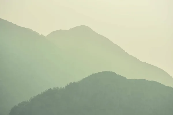 Närbild Bergssluttning Silhouette Tidig Morgondimma Natur Bakgrund — Stockfoto