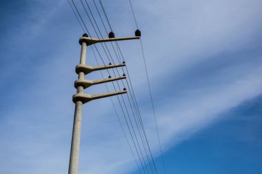 mavi gökyüzü arka plan üzerinde tel ile closeup elektrik sonrası