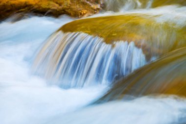 tatlı küçük şelale dağ Nehri üzerinde