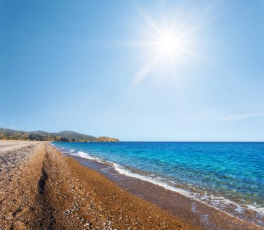 sıcak yaz güneşli bir günde güzel zümrüt deniz plajı