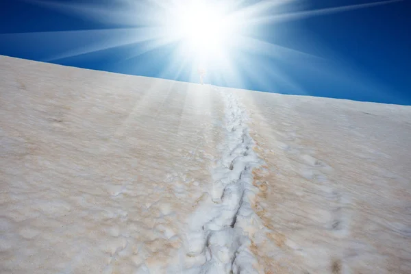 Parıltılı Güneş Işığında Dağ Sırtüzerinde Yürüyen Yürüyüşçü — Stok fotoğraf