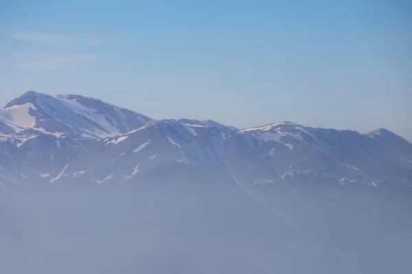 Гірський Ланцюг Тумані Вечірній Пейзаж Природний Фон — стокове фото