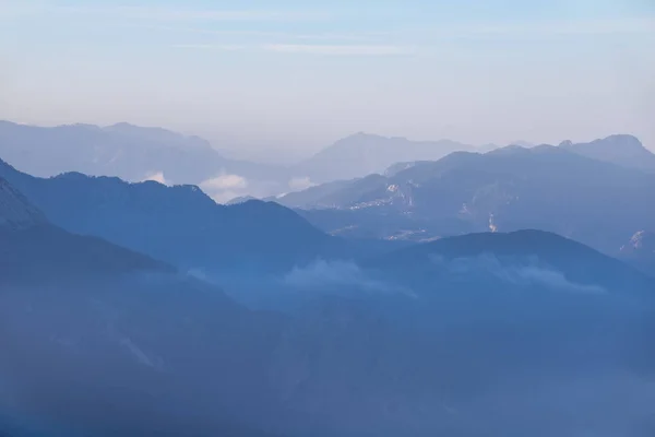 Blaue Neblige Berglandschaft — Stockfoto