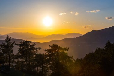 gün batımında sisli dağ vadisi, huzurlu doğal arka plan, Türkiye, Likya yolu,