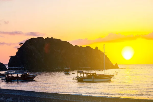 Rustige Zeebaai Met Boten Silhouet Bij Zonsopgang — Stockfoto