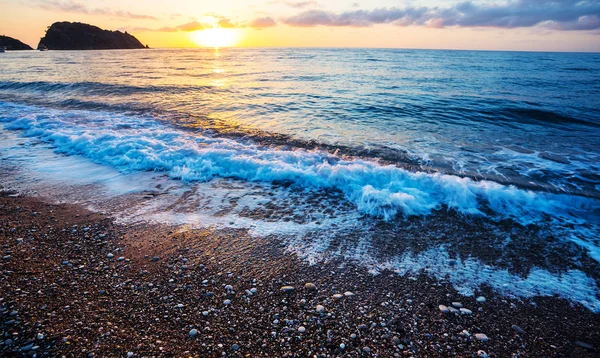 早朝の石の海のビーチ — ストック写真