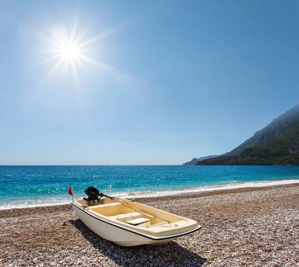 Piccola Barca Sulla Spiaggia Del Mare Estivo Paesaggio Riposo Estivo — Foto Stock