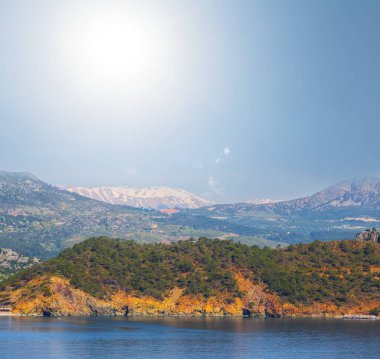 sıcak güneşli yaz gününde güzel deniz koyu