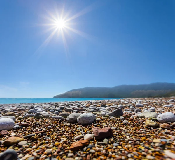 Όμορφη Πέτρινη Παραλία Της Θάλασσας Κάτω Από Έναν Ήλιο Λάμψη — Φωτογραφία Αρχείου