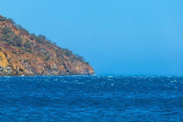 Närbild Klippa Bland Smaragd Havet Vid Stormen — Stockfoto