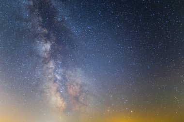 Samanyolu ile güzel gece gökyüzü sahne