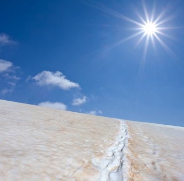 karlı bir güneşin altında turistik bir yol ile Snowbound Mount eğim, doğal seyahat arka plan
