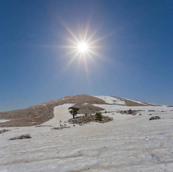 Hófúvásából Mount Tetején Szikrázik Nap — Stock Fotó