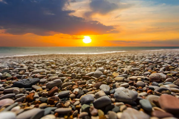 Δραματικό Ηλιοβασίλεμα Πάνω Από Τις Πέτρινες Ακτές Της Θάλασσας — Φωτογραφία Αρχείου