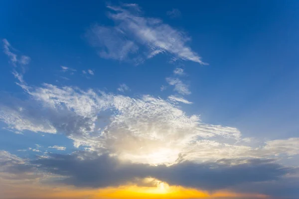 Bulutlu Gökyüzü Arka Planda Dramatik Günbatımı — Stok fotoğraf