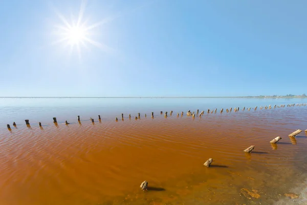 Lago Salino Rojo Con Restos Antiguas Construcciones Bajo Sol Brillante —  Fotos de Stock