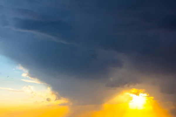 Dramatisk Molnig Himmel Vid Solnedgången — Stockfoto