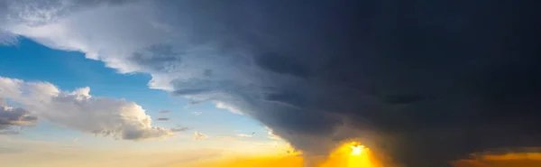 Dramatyczne Zachmurzone Niebo Zachód Słońca Panorama — Zdjęcie stockowe