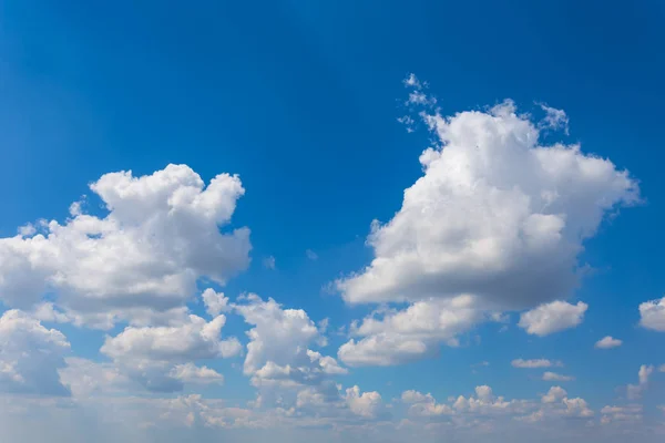 Langit Biru Dengan Awan Cumulus Latar Belakang Alam — Stok Foto