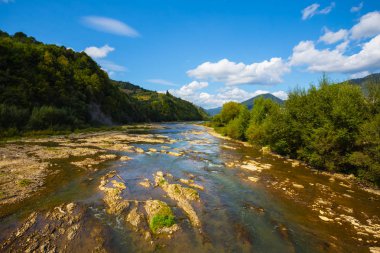 nehir dağ vadisinde acele