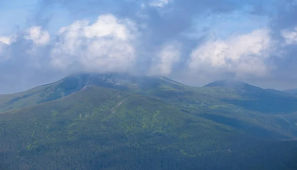 Grüne Bergkette Unter Wolkenverhangenem Himmel — Stockfoto