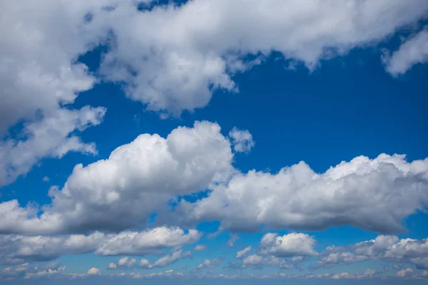 Langit Biru Dengan Awan Cumulus Latar Belakang Alam — Stok Foto