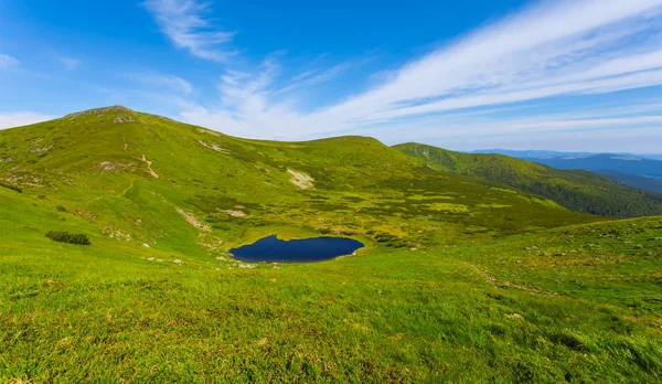 Маленькое Голубое Озеро Среди Зеленой Горной Долины Природный Фон — стоковое фото