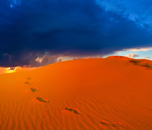 红色沙沙丘在戏剧性的日落的德斯特 — 图库照片