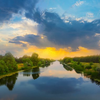 sessiz akşam sahnesi, gün batımında sulama kanalı