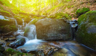 Akan dağ nehrinde küçük bir şelale