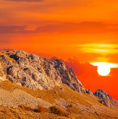 kırmızı dramatik günbatımında closeup montaj yamacı