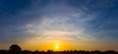 orman silueti üzerinde dramatik gün batımı, iyi doğal arka plan panorama