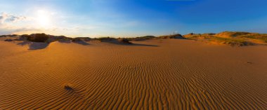 gün batımında güzel kum çöl panoramik manzara, iyi geniş doğal arka plan