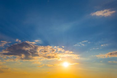 gün batımında dramatik akşam bulutlu gökyüzü, doğal arka plan