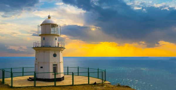 Primer Plano Faro Cabo Marino Atardecer Dramático Fondo Aire Libre — Foto de Stock