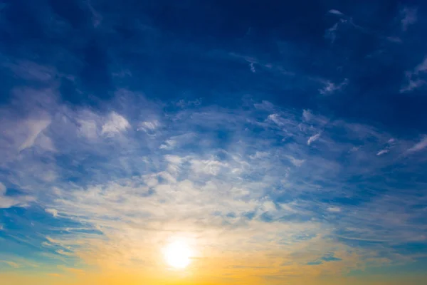 Puesta Sol Roja Entre Cielo Nublado Dramático Hermoso Fondo Natural — Foto de Stock