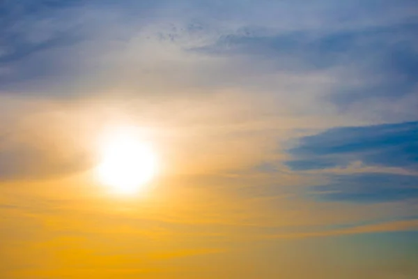 Dramatické Zapadající Slunce Mezi Oblačenými Nebem Přirozeným Pozadím — Stock fotografie
