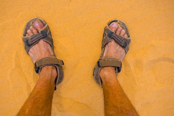 Человеческие Ноги Остаются Песке — стоковое фото