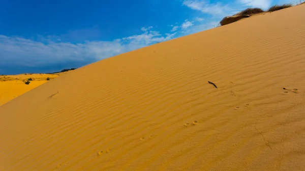 Enorme Duna Nel Caldo Deserto Sabbioso Sotto Cielo Nuvoloso Paesaggio — Foto Stock