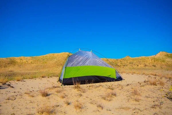 Close Wandel Kamp Scène Groene Toeristische Tent Onder Zanderige Woestijn — Stockfoto