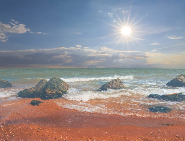 Praia Mar Verão Com Pedras Sob Sol Brilhante Fundo Férias — Fotografia de Stock