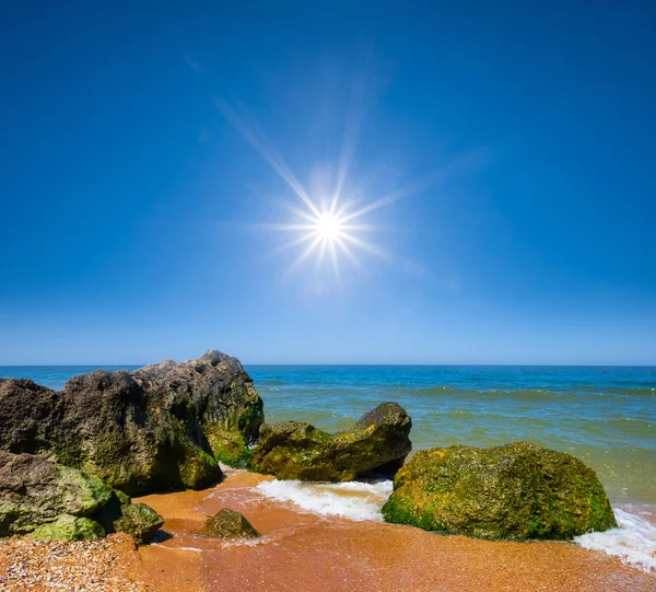 Spiaggia Sabbia Calda Estiva Con Scogli Nella Giornata Sole — Foto Stock