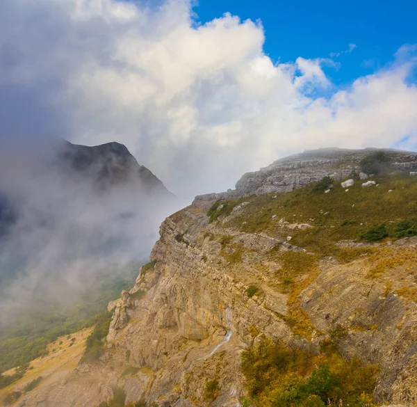 Zaostřená Hora Top Hustém Oblaku — Stock fotografie